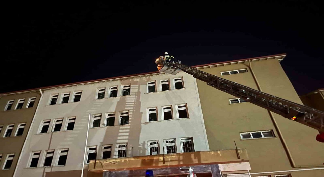 Okulun çatısında mahsur kalan yavru kedi, itfaiye ekiplerince kurtarı