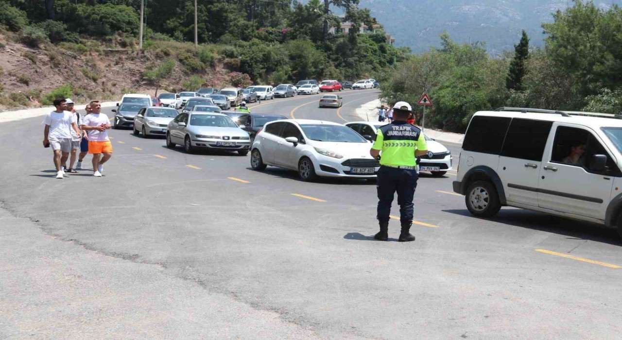 Ölüdenizde bayram yoğunluğu; Trafik kitlendi, plajlar doldu