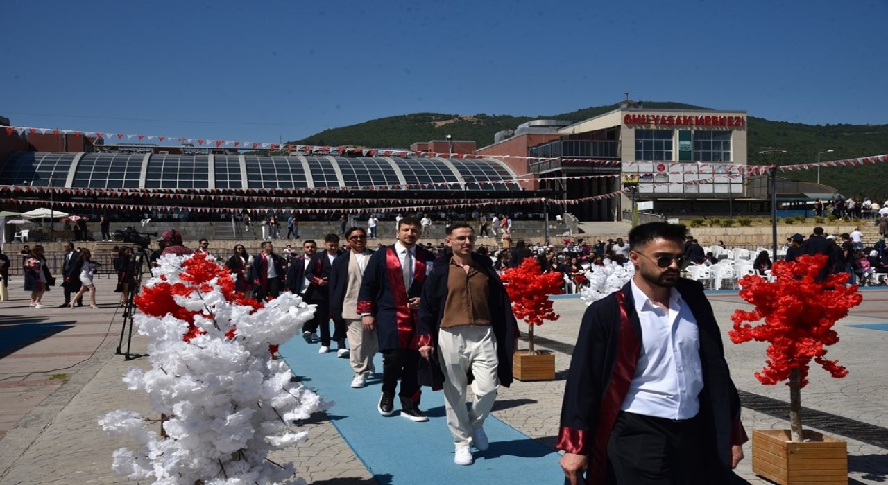 OMÜ İİBFde mezuniyet sevinci
