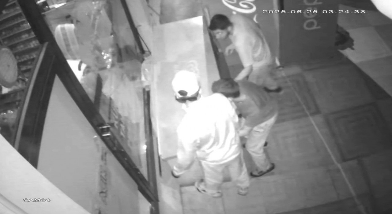 Önce dondurma sonra meşrubat dolabını açmaya çalışan 3 şahıs kamerada