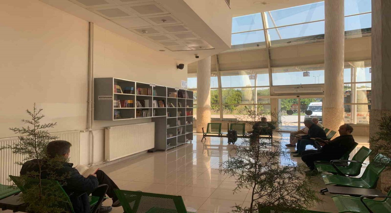 Orduda otobüs bekleyenler, kitap okuyarak vakit geçiriyor