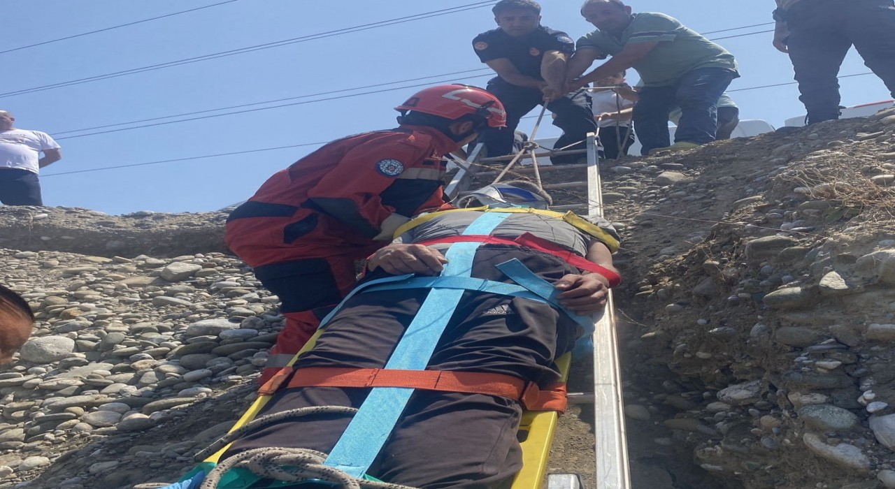Ortacada uçurumdan düşen bir kişi kurtarıldı