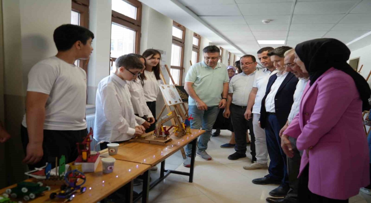 Ortaokul öğrencilerin atık malzemelerden yaptığı tasarımlar büyük ilgi gördü