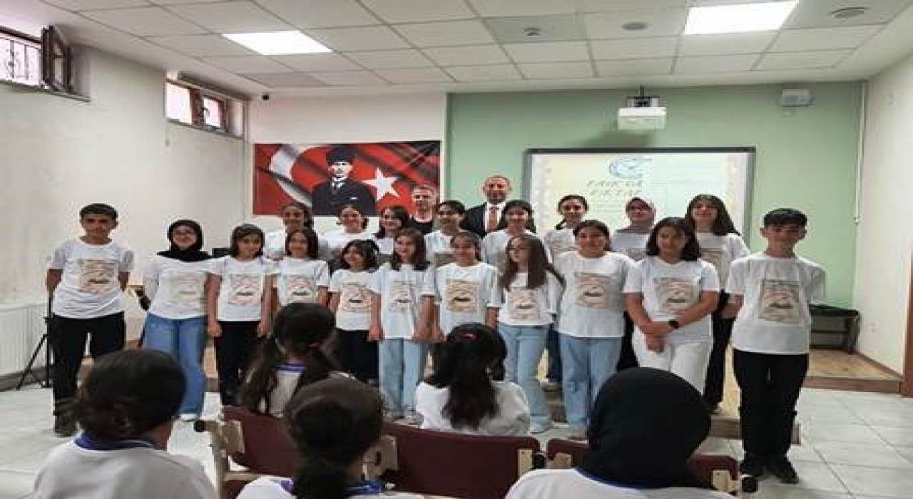Ortaokul öğrencilerinden Kalpten kaleme, kalemden sahneye şiir dinletisi