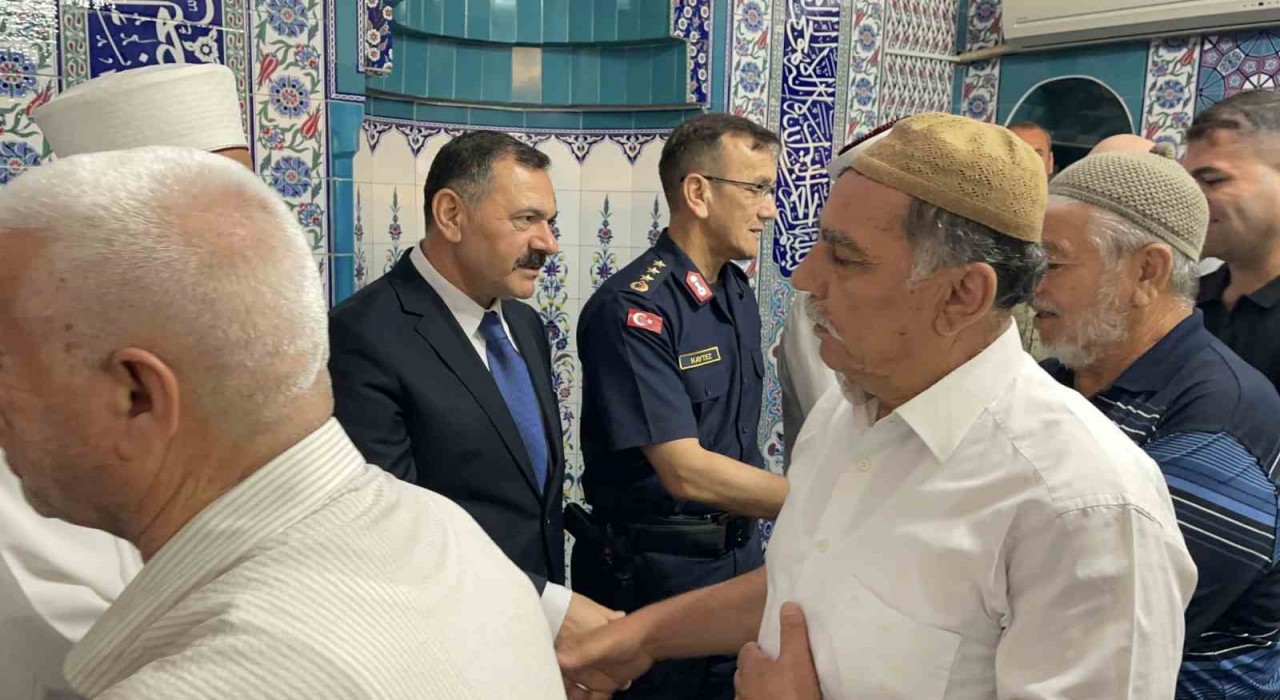 Osmaniye camilerinde bayram coşkusu