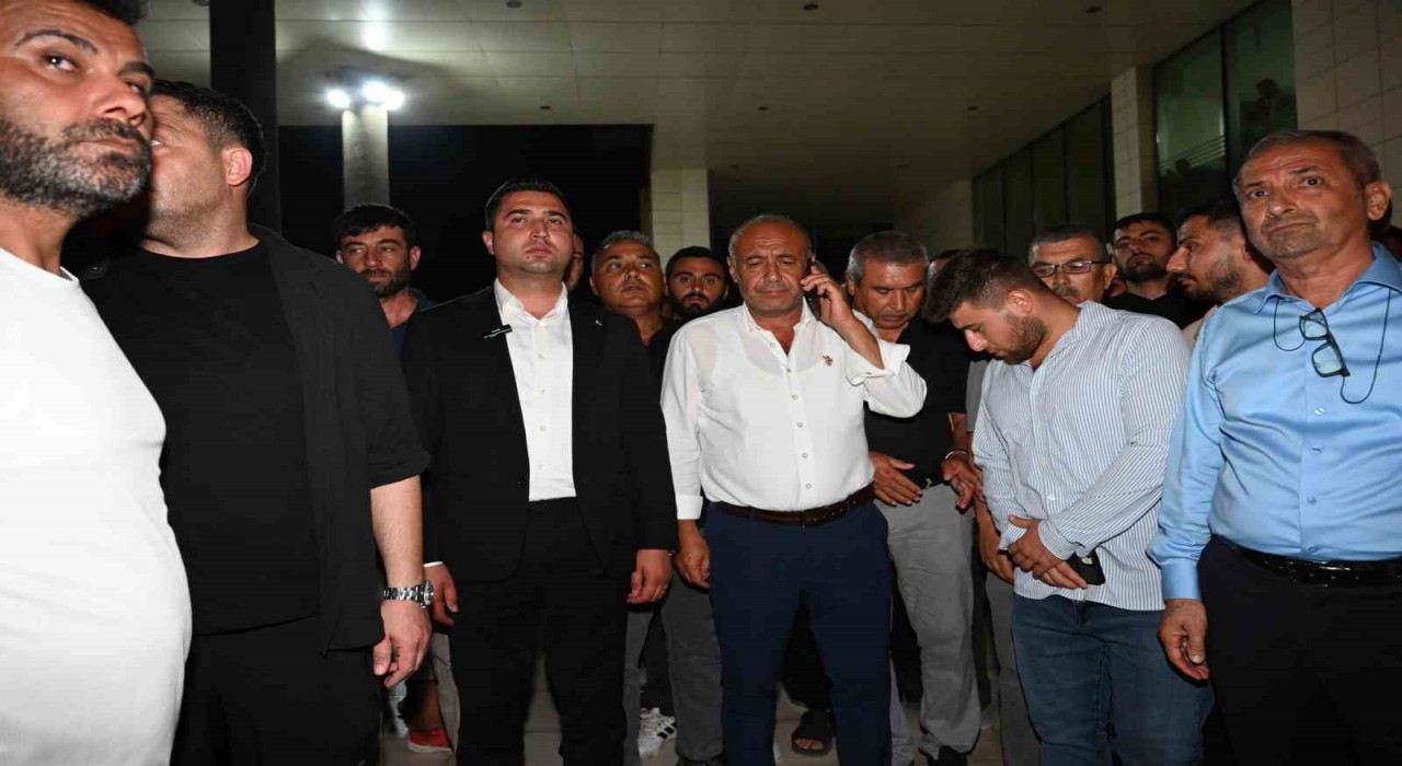 Osmaniyede belediye binasına taşlı saldırı