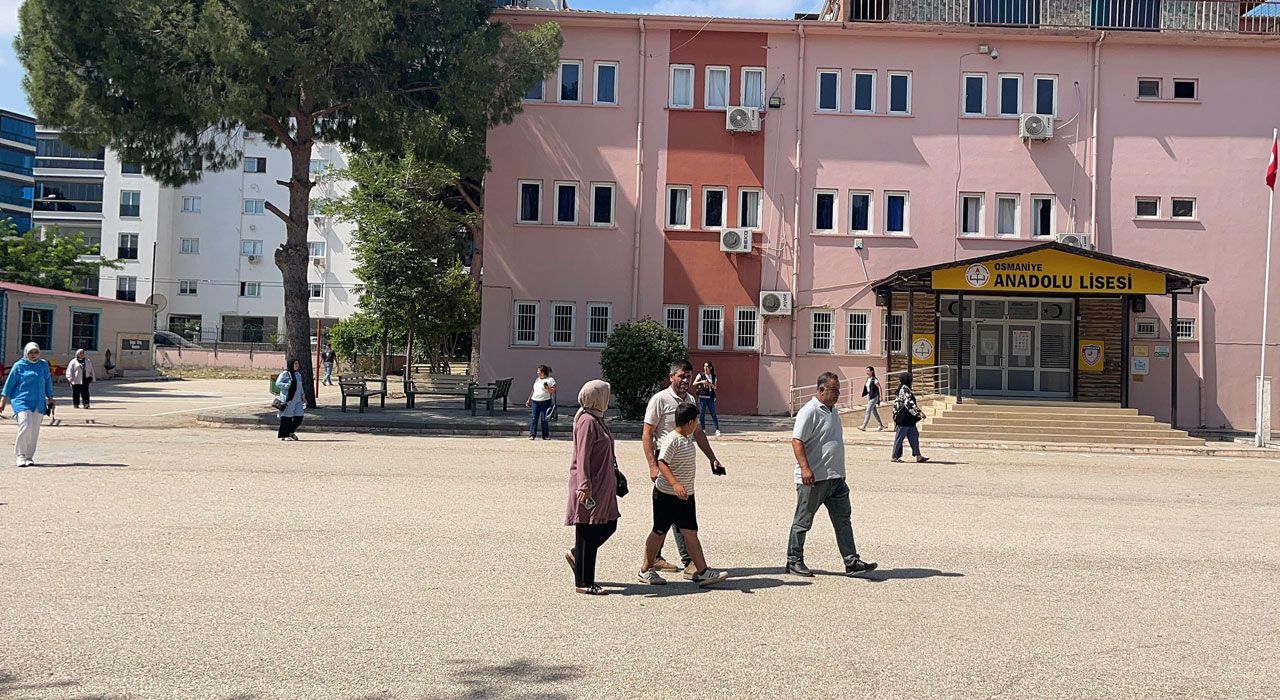 Osmaniye'de YKS Maratonu Başladı: Öğrenciler Ter Döktü, Aileler Heyecanla Bekledi