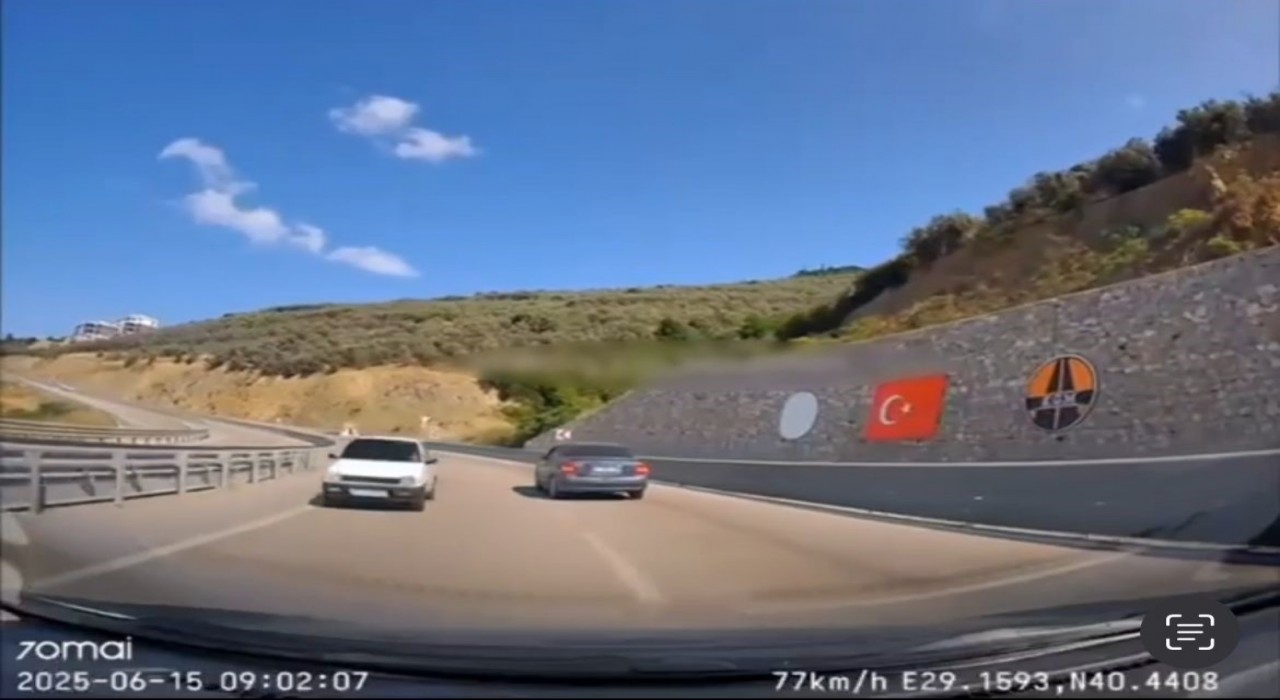 Otobanda ters yönde son sürat böyle ilerledi... Kazanın teğet geçtiği anlar kamerada