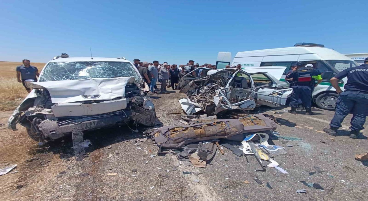 Otomobil ile hafif ticari araç çarpıştı: 4 ölü, 1 yaralı