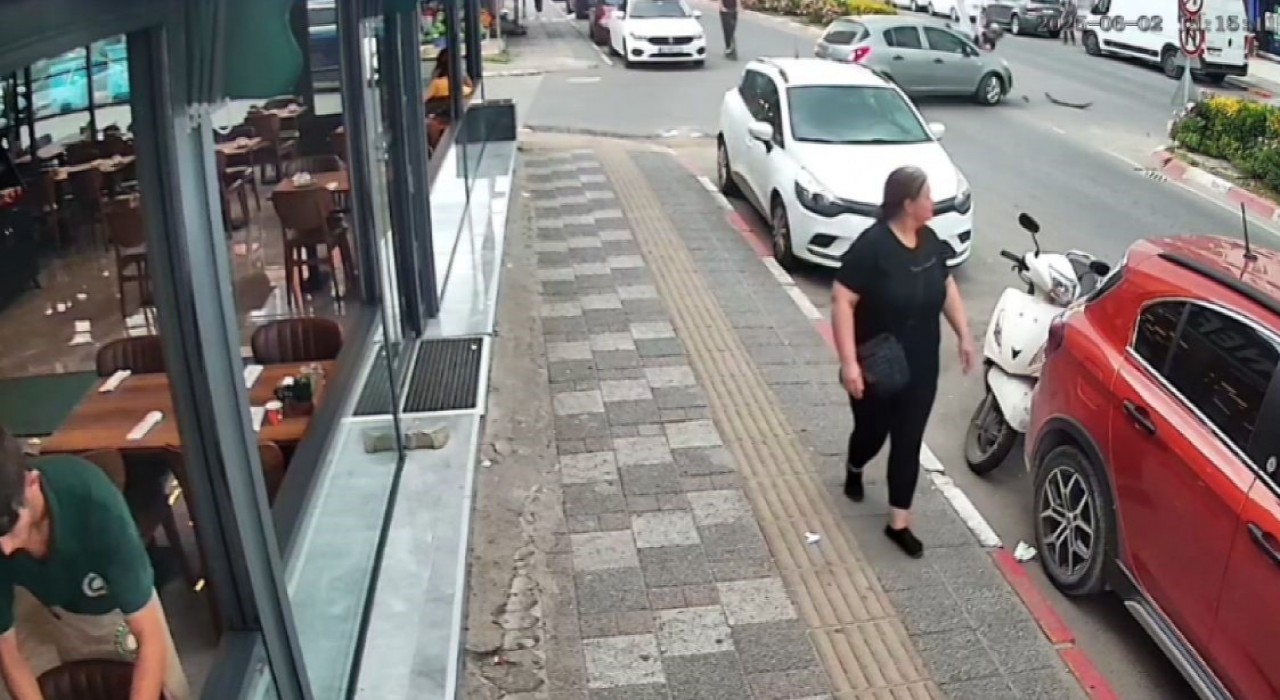 Otomobil ile motosikletin çarpıştığı kaza kamerada