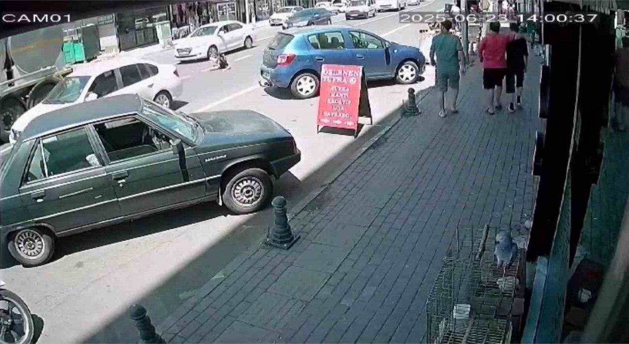 Otomobilin bisikletli çocuğa çarpma anı kamerada