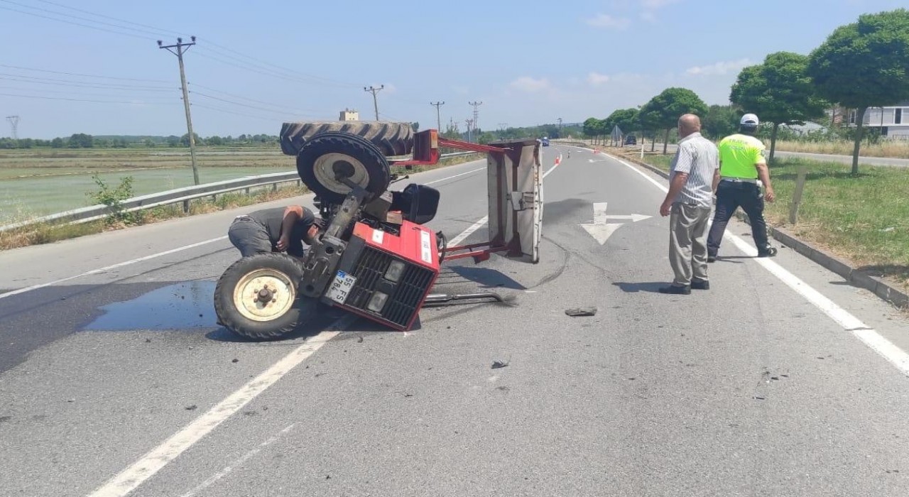 Otomobilin çarptığı traktör sürücüsü yaralandı