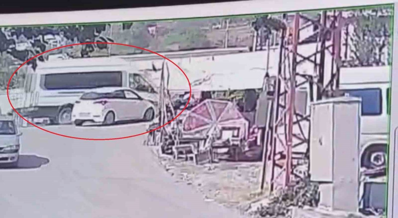 Otomobille çarpışan minibüs dereye uçtu, o anlar kamerada