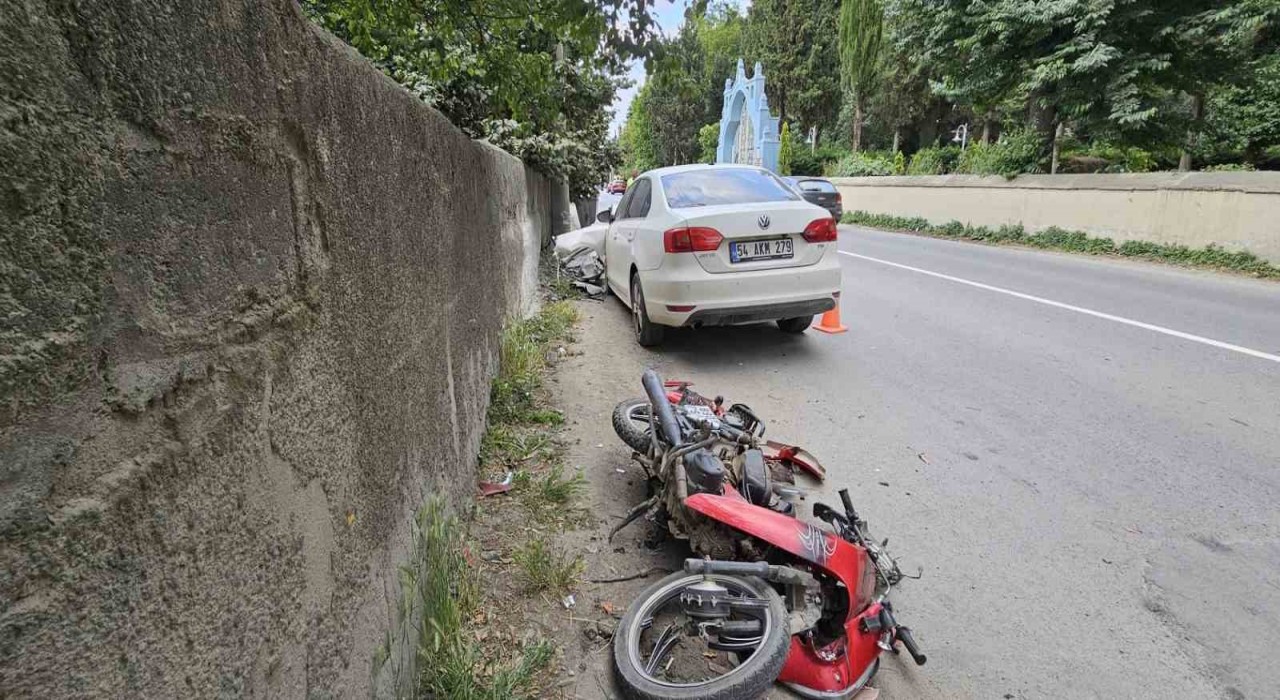 Otomobille çarpışan motosikletin sürücüsü ağır yaralandı