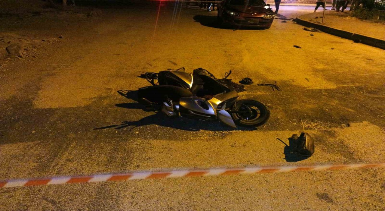 Otomobille çarpışan motosikletin sürücüsü hayatını kaybetti, oğlu ağır yaralandı