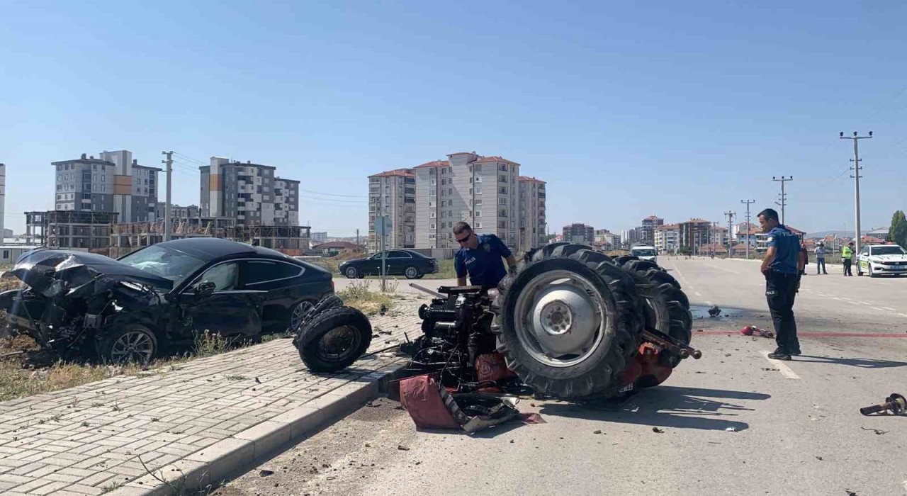 Otomobille çarpışan traktör parçalandı: 1 ölü