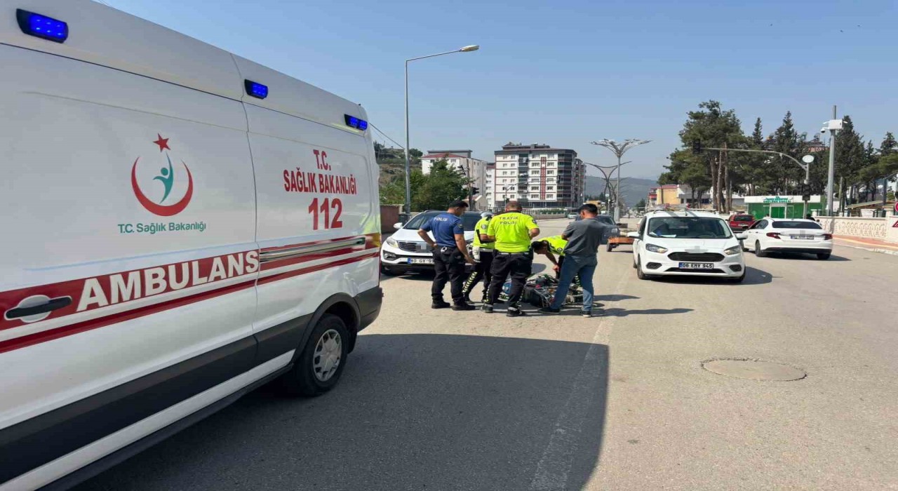 Otomobillerle çarpışan motosiklet sürücüsü yaralandı