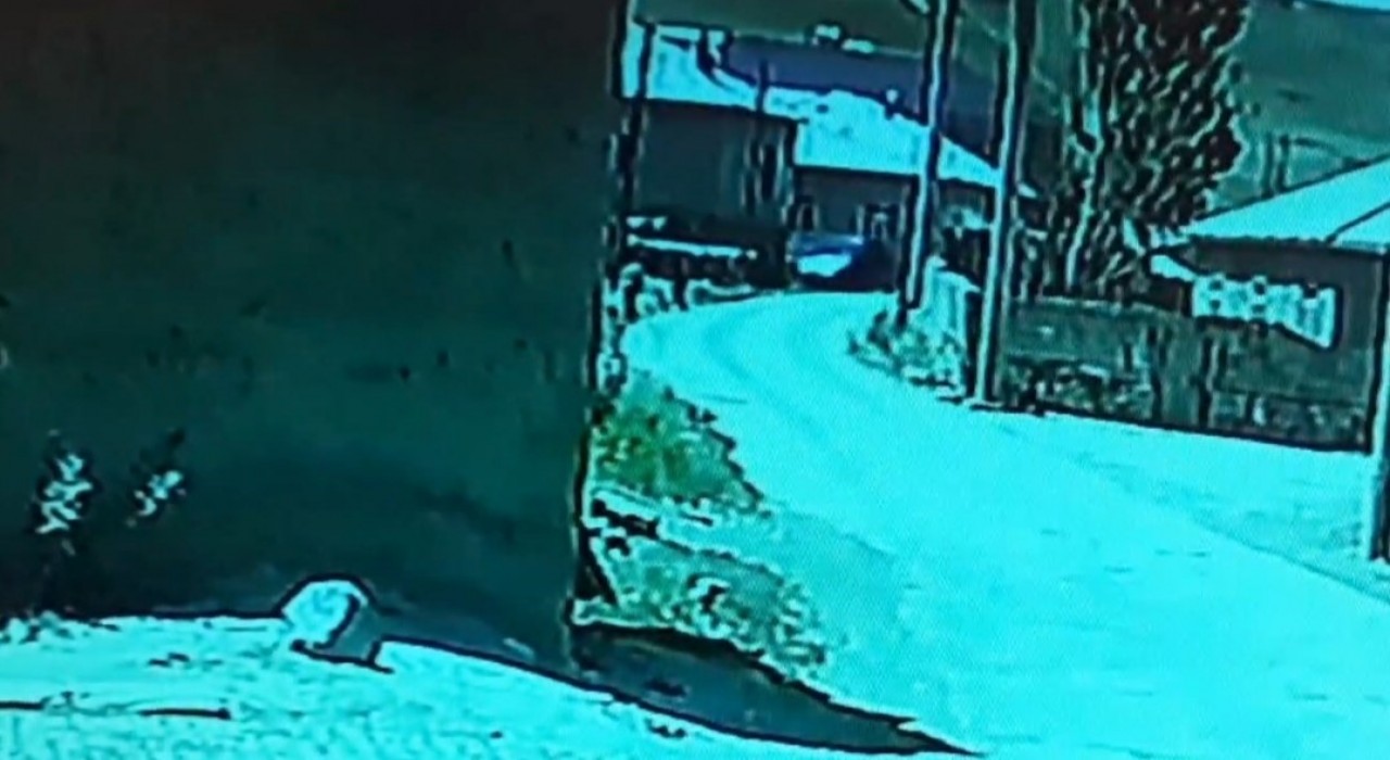 Özalpta kamyonet duvara çarptı, çocuklar korkuyla kaçtı