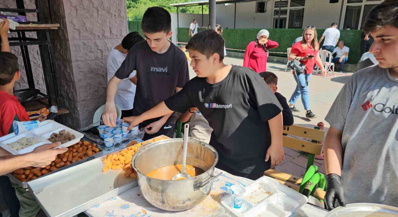 (Özel) 20 yıllık bayram geleneği bu yıl da sürdü, 3 bin kişiye ikramda bulundular