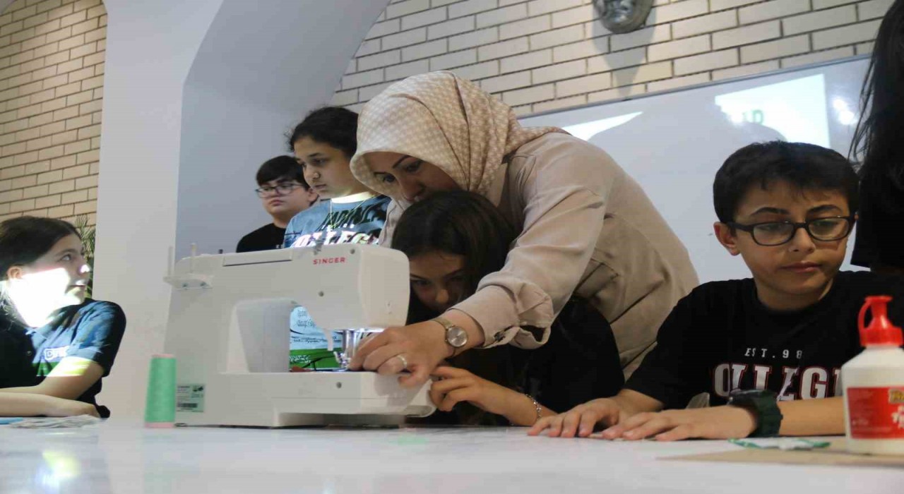 Atık kumaşlardan kitap ayracı üretiyorlar