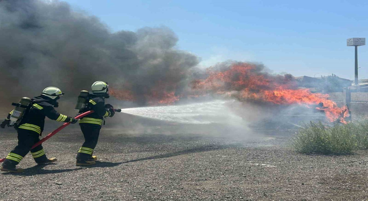 (ÖZEL) Göreve başlayan 45 itfaiye erinin gerçeğini aratmayan eğitimi nefes kesti