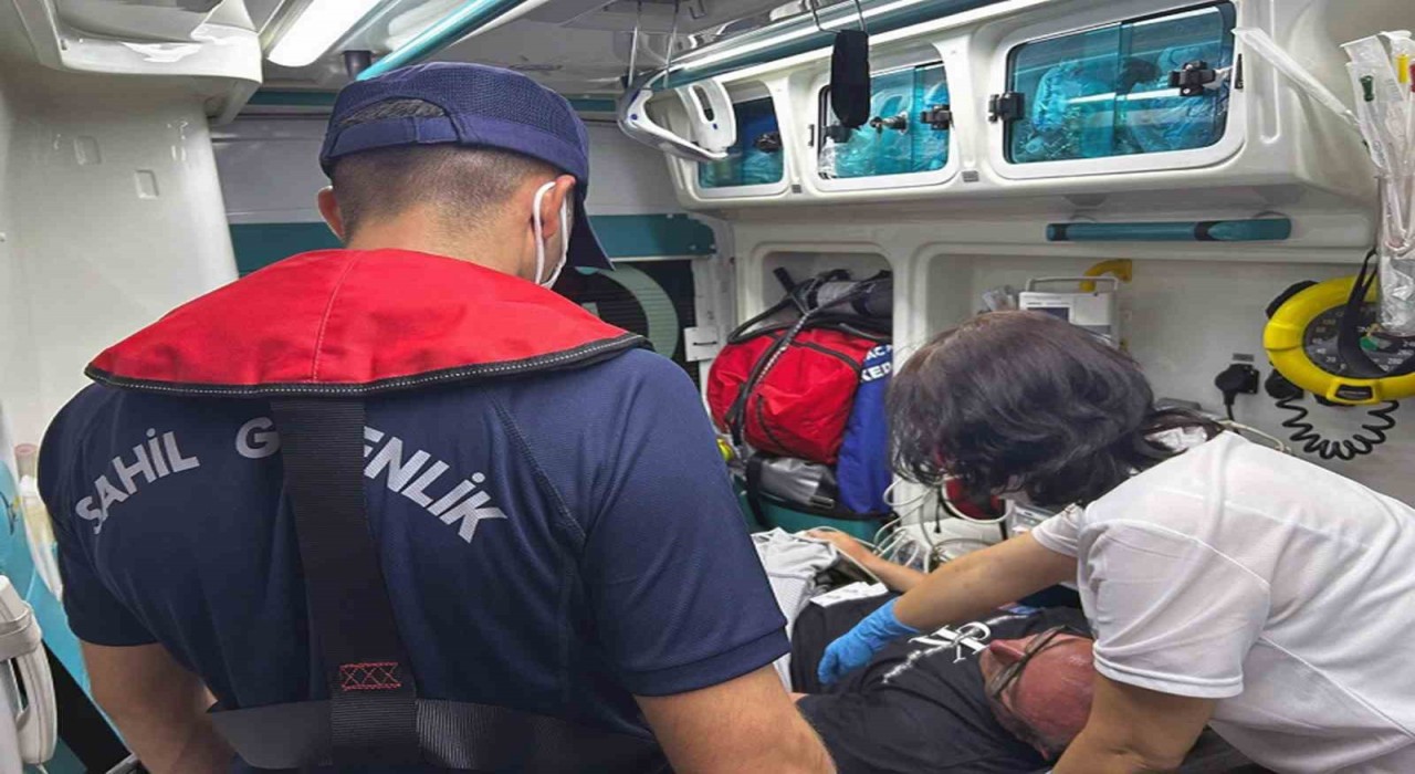 Özel teknede rahatsızlanan vatandaşa tıbbi tahliye