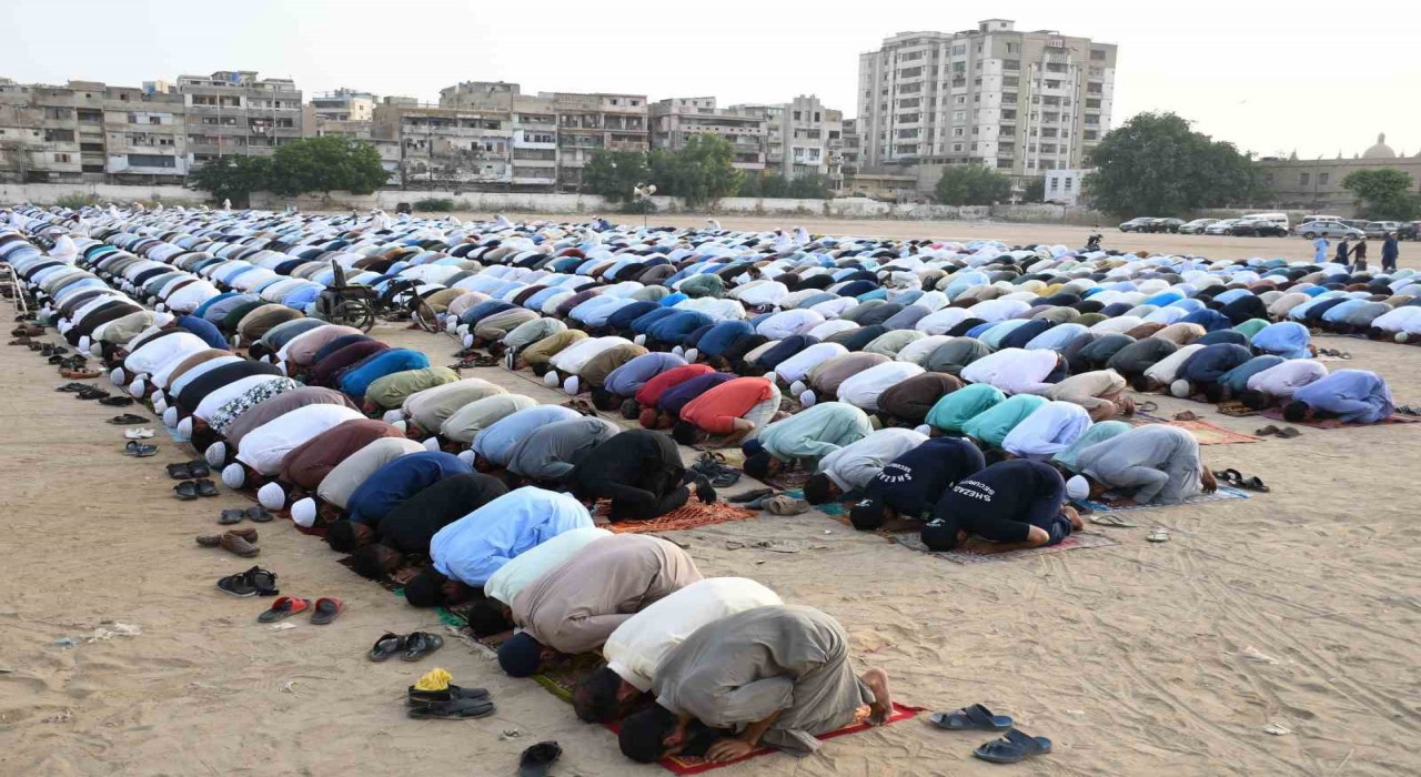 Pakistanda Müslümanlar bayram namazı kıldı