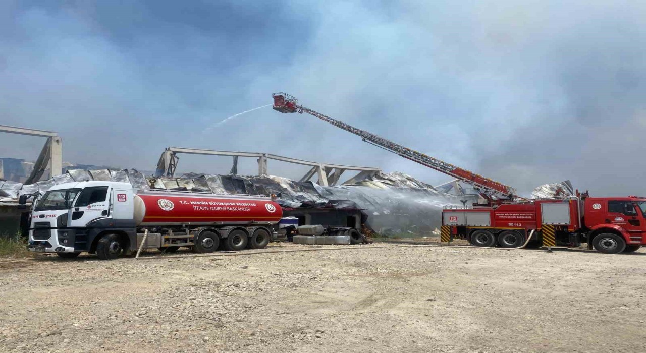 Pamuk deposundaki yangın devam ediyor, ekiplerin müdahalesi sürüyor