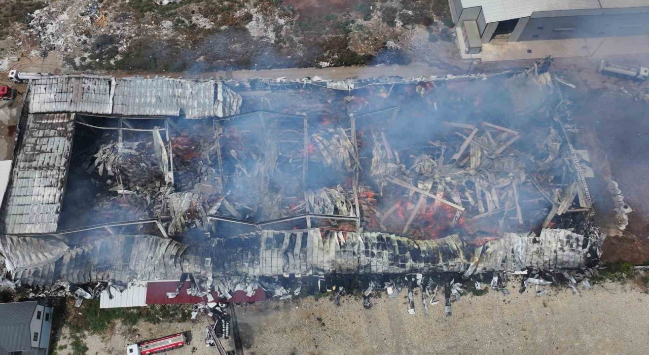 Pamuk deposundaki yangın kontrol altına alındı:Son durum havadan görüntülendi