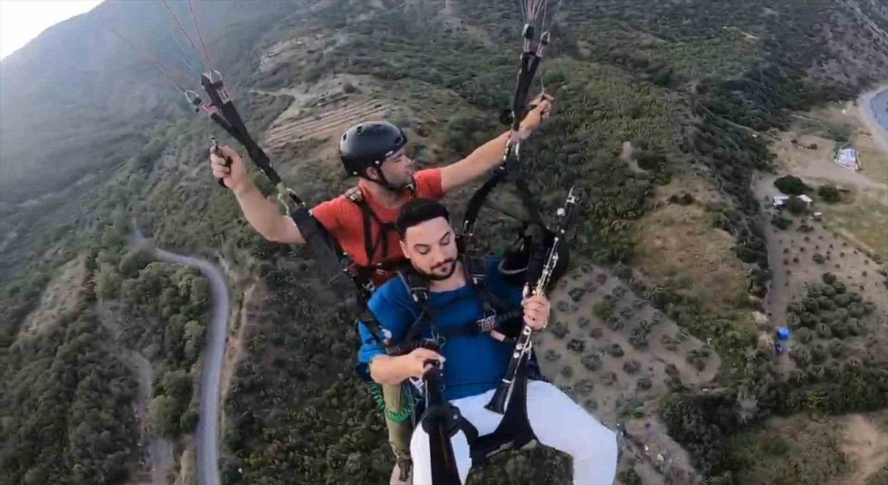 Paraşütte klarnet çaldı