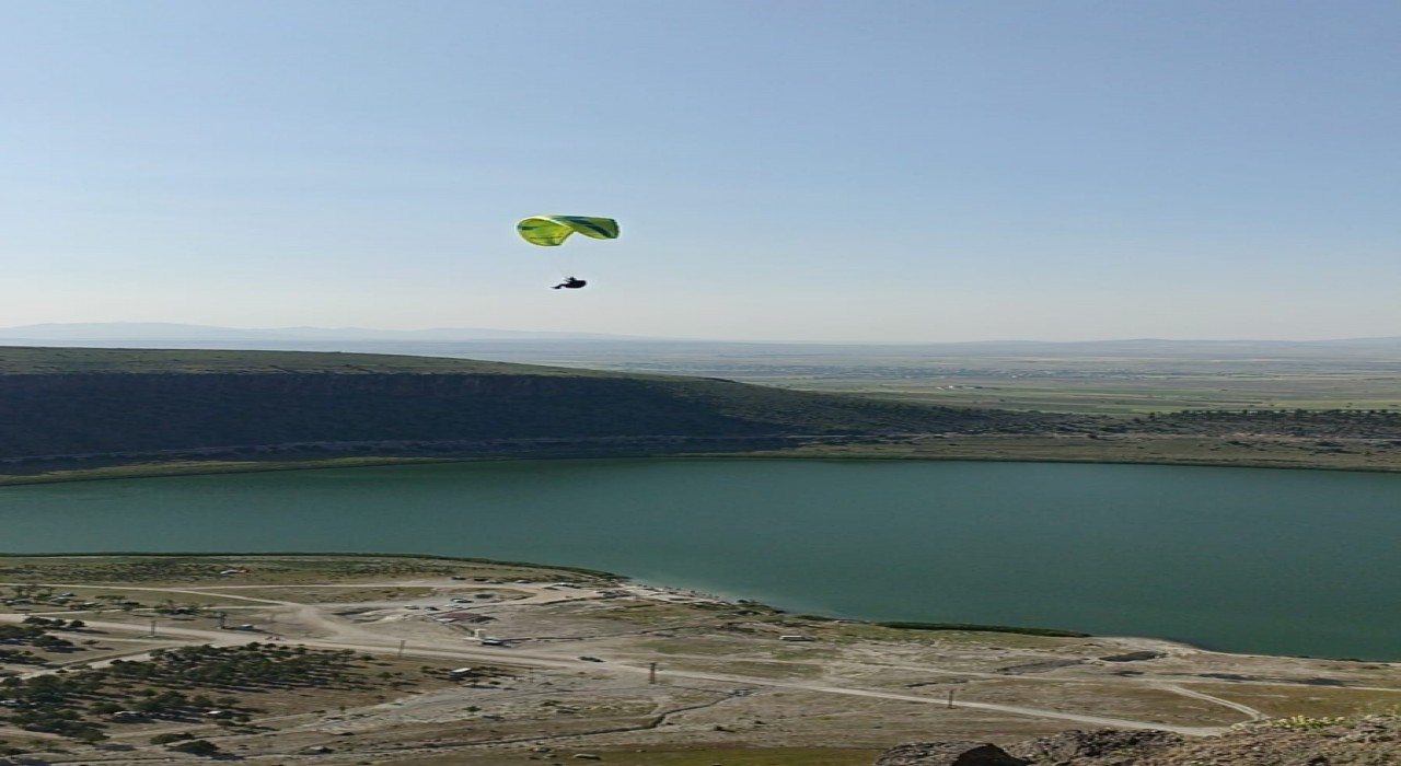 Paraşütü ile uçtuğu Narlıgölü kuş bakışı kaydetti