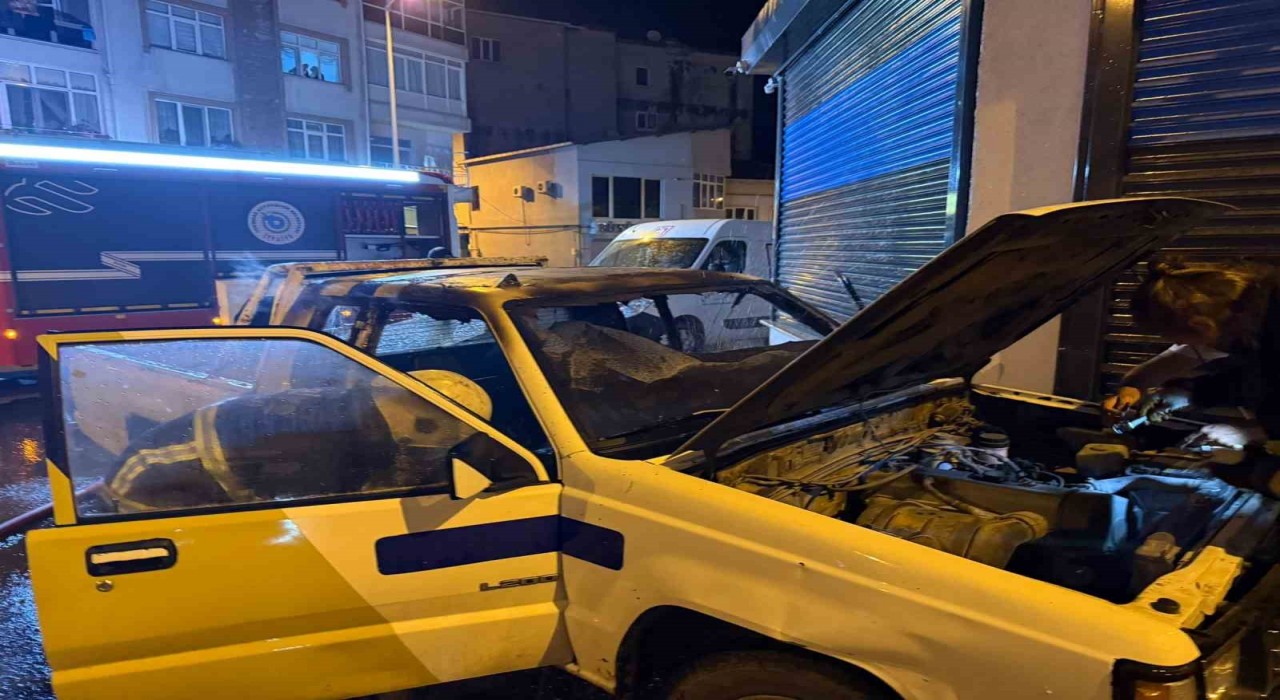 Park halindeki kamyonet alev aldı