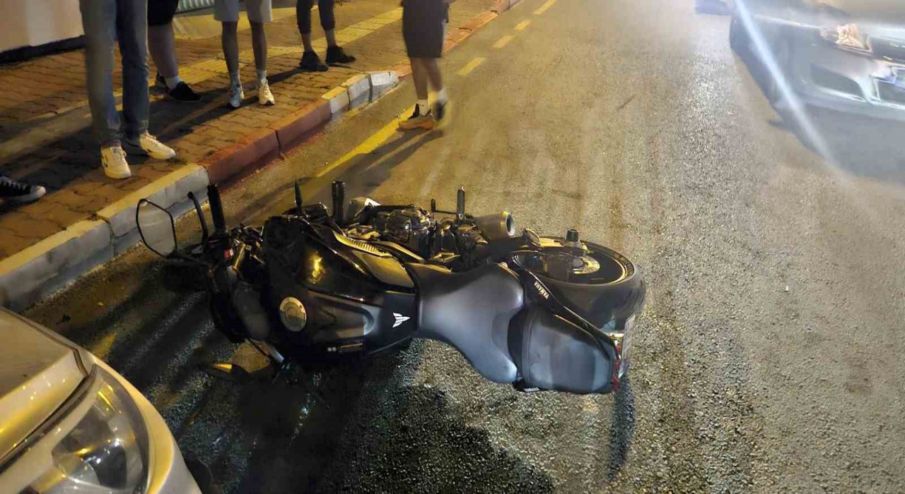 Park halindeki otomobile çarpan motosiklet sürücüsü yaralandı