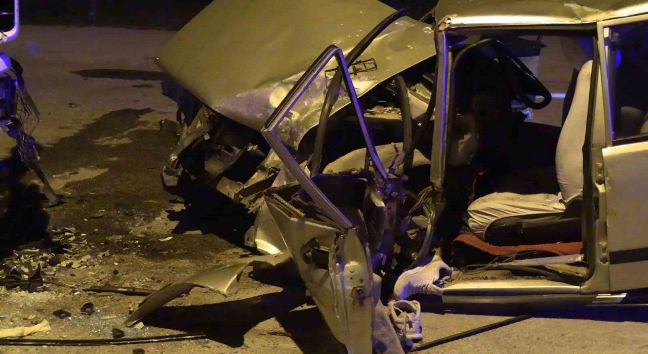 Park halindeki tıra çarpan otomobil hurdaya döndü: 1 yaralı