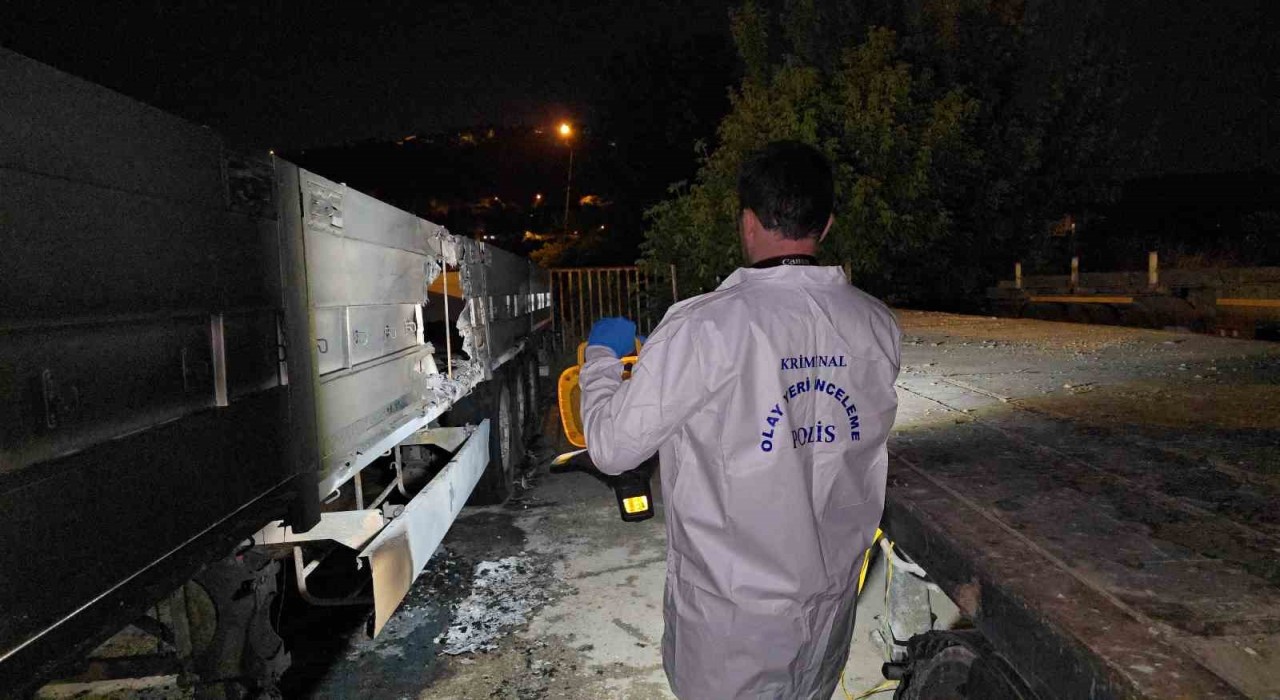 Park halindeki tırların dorselerini ateşe verdiler