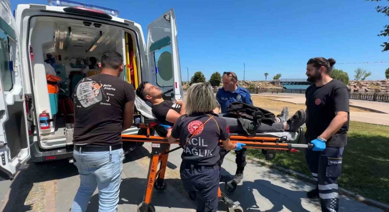 Parkta hareketsiz yatan genç hastaneye kaldırıldı
