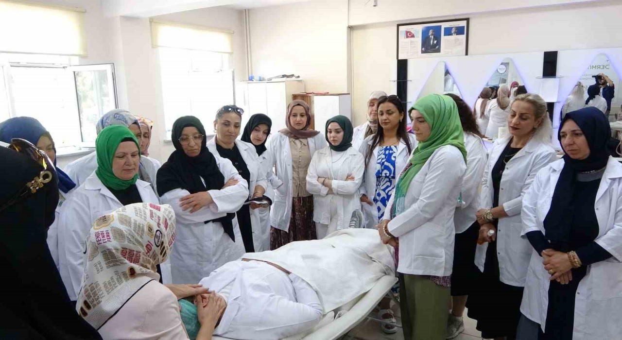 Pendik Halk Eğitim Merkezinde kadınlar SPA ve kalıcı makyaj eğitimiyle meslek sahibi oluyor