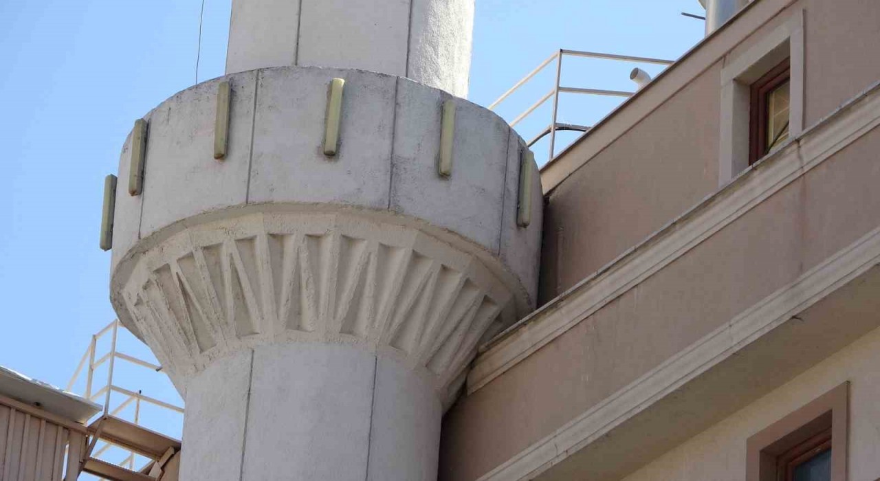 Pendikte ilginç mimari: Cami minaresi ile bina iç içe