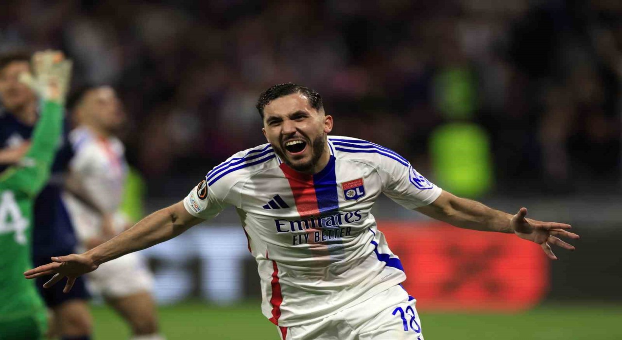 Rayan Cherki, Manchester Cityye imza attı