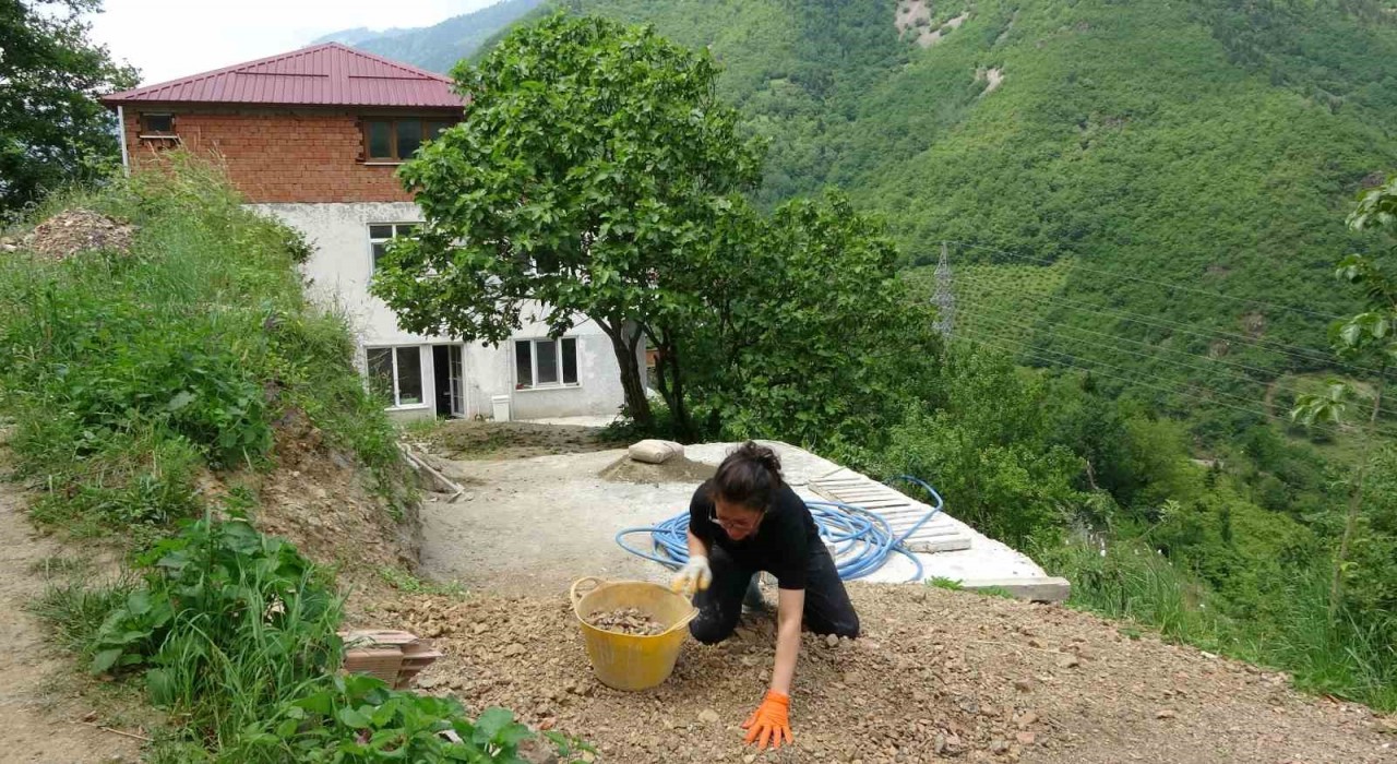 Reklam, sinema ve dizi alanlarında çeşitli projelerde yer aldı ama onun tercihi köy hayatı oldu