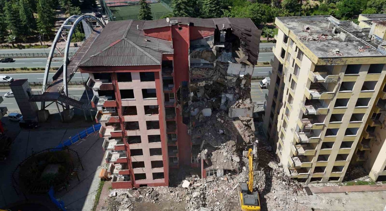 Rizede fırtınada boşaltılan 8 katlı 2 binada yıkım işlemi başladı
