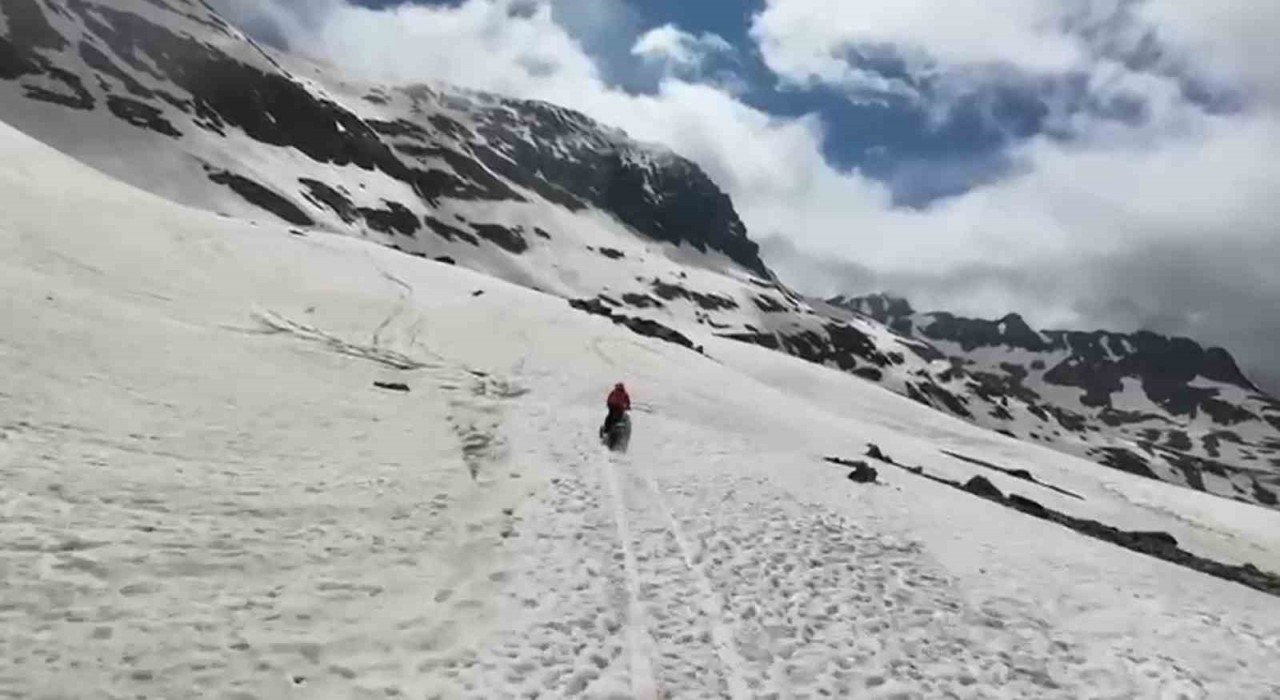 Rizede Haziran ayında ‘karda kayak keyfi