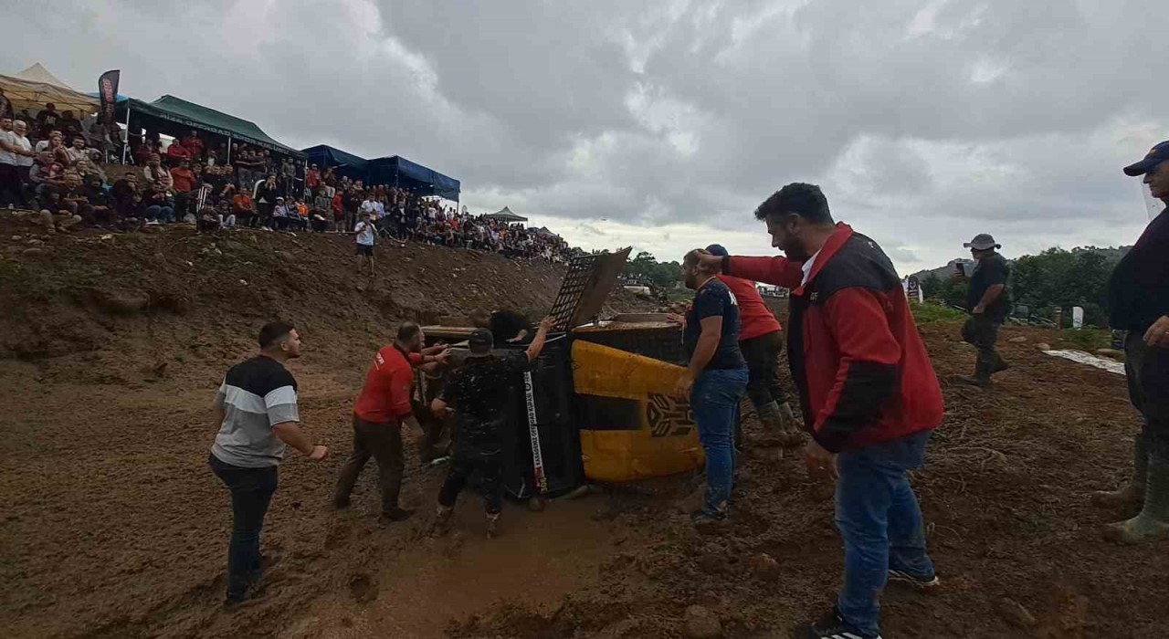 Rizedeki off-road yarışlarında takla atan araç yürekleri ağıza getirdi