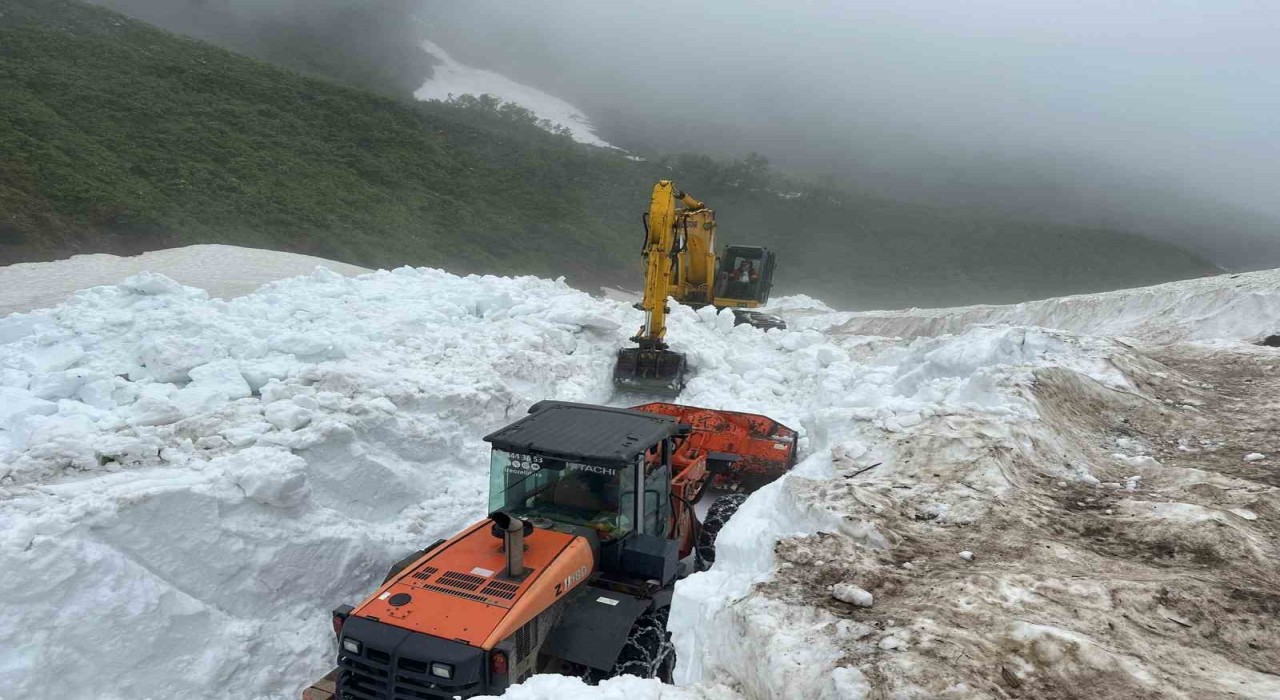 Rizenin yaylalarında karla mücadele çalışmaları sürüyor