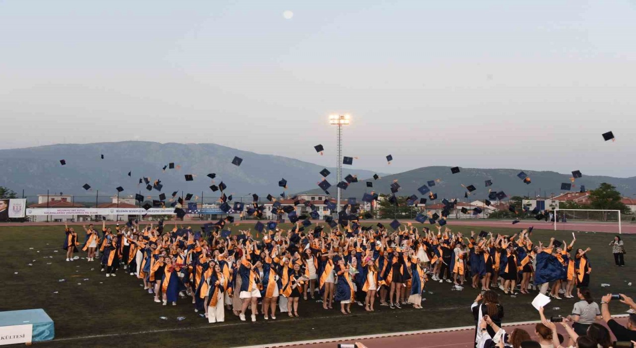 Sağlık Bilimleri Fakültesinde mezuniyet coşkusu
