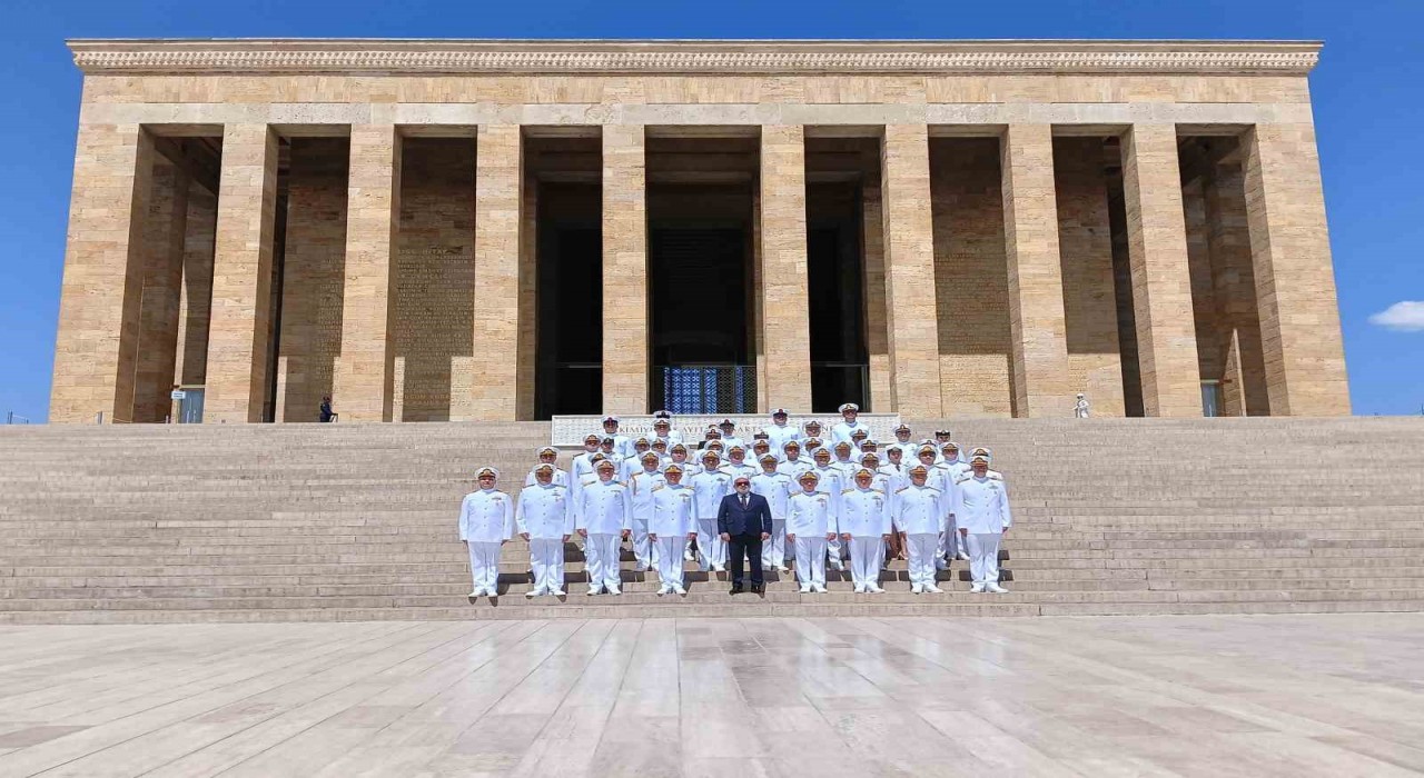 Sahil Güvenlik Komutanlığı, kuruluşunun 43. yıl dönümü dolayısıyla Anıtkabiri ziyaret etti