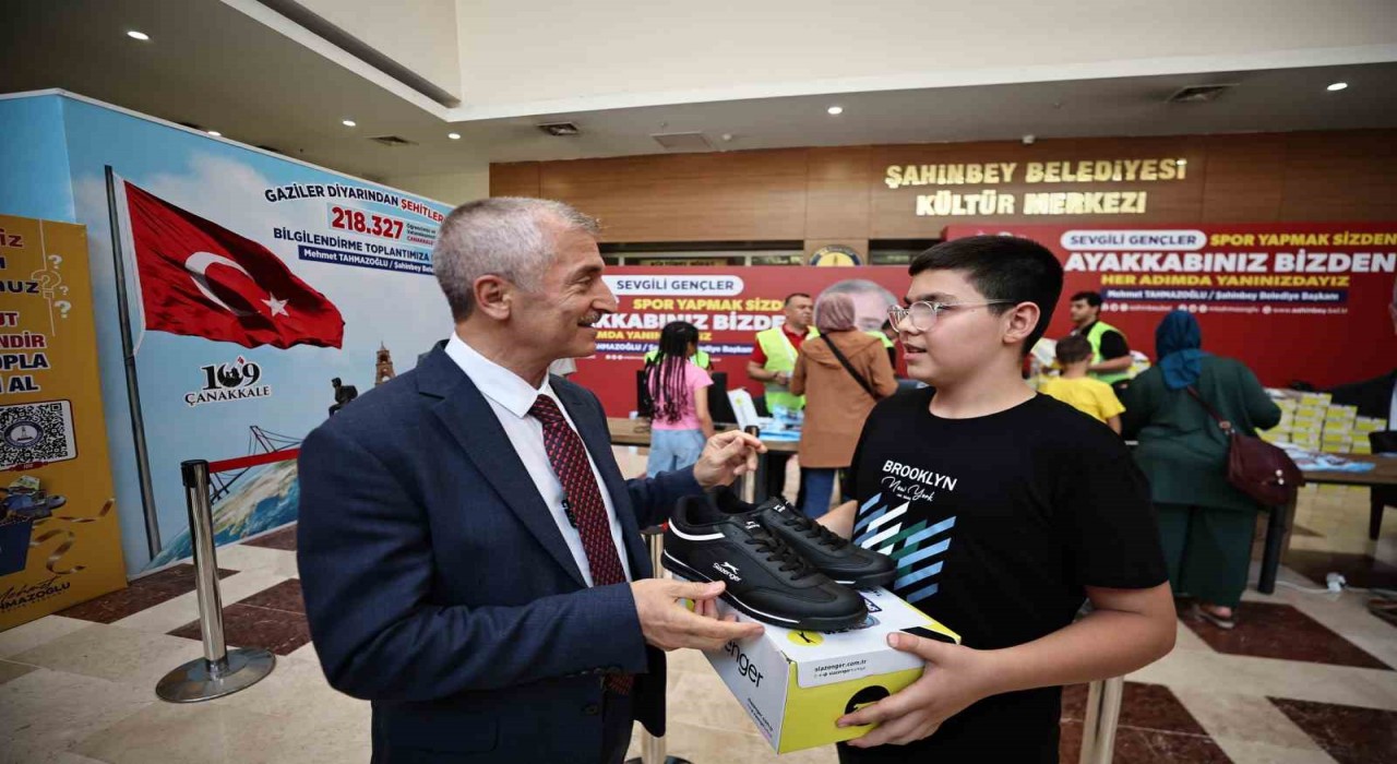 Şahinbey Belediyesinden öğrencilere 1 milyon 438 bin spor ayakkabısı hediye