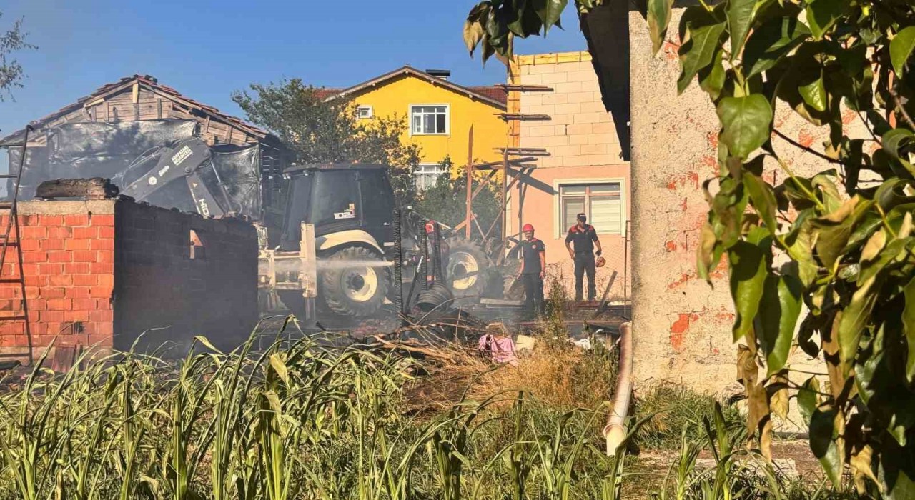 Sakaryada ahır ve samanlıkta yangın