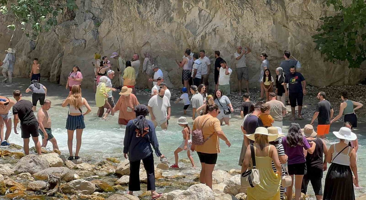 Saklıkent Kanyonunda bayram yoğunluğu