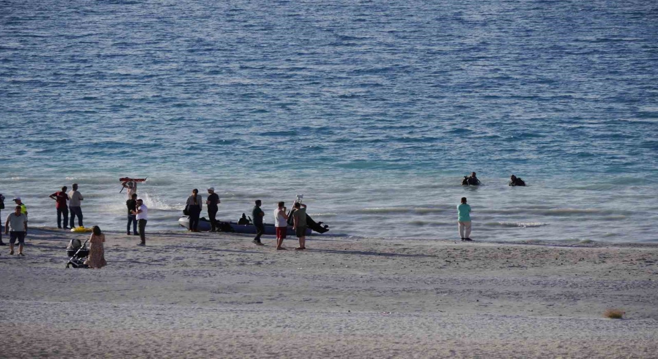 Salda Gölüne giren baba ve oğul boğuldu, kızı vatandaşlar kurtardı